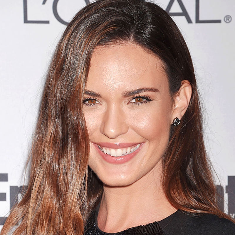 2015-Odette-Annable-_brincos-Caleidoscopio_Emmy